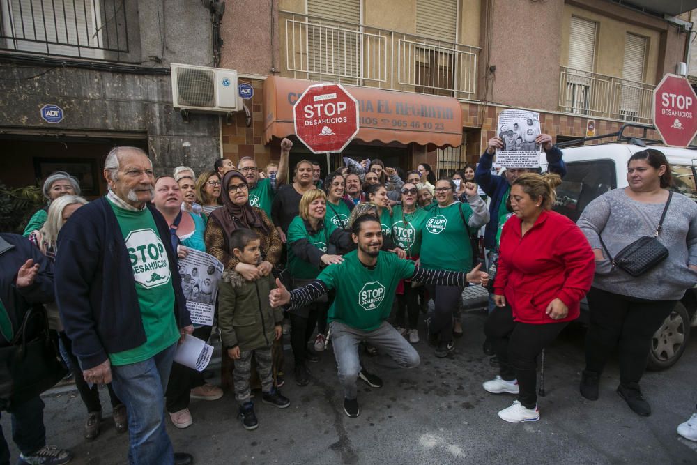 La PAH frena un desahucio en Elche