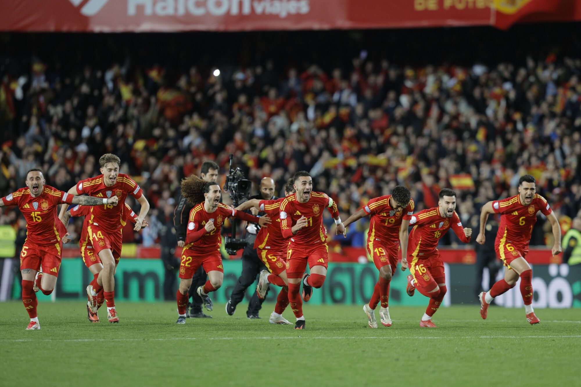 VALENCIA, 23/03/2025.- Los jugadores de la selección española celebran la victoria ante Países Bajos, al término del partido de vuelta de los cuartos de final de la Liga de Naciones que las selecciones de España y Países Bajos han disputado este domingo en el estadio de Mestalla, en Valencia. EFE/Kai Fosterling