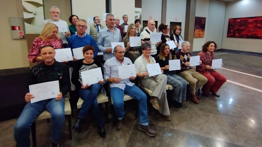 Los donantes con sus diplomas.