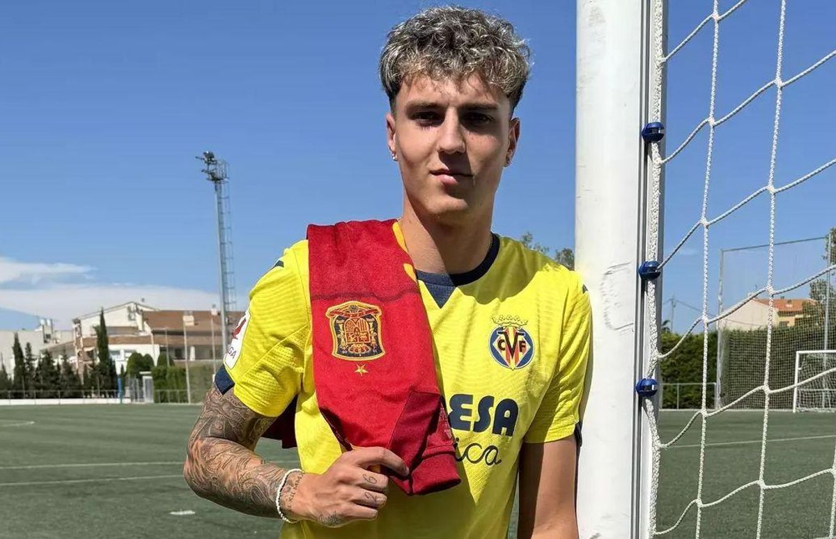 Gerard Hernández, ayer con las camisetas del Villarreal y de España, en el campo de fútbol de Llorenç del Penedès.