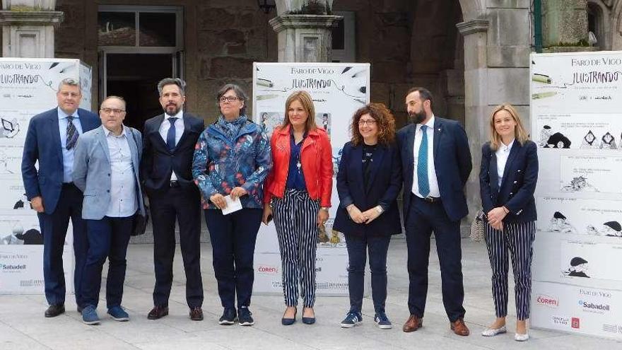 Arriba, de izquierda a derecha, Luis González, Gabino Porto, Pedro Costa, Eva García de la Torre, Digna Rivas, Lourdes Moure, Luis y Mónica Rodríguez, Al lado, una persona contempla la exposición, ayer. // S.S.