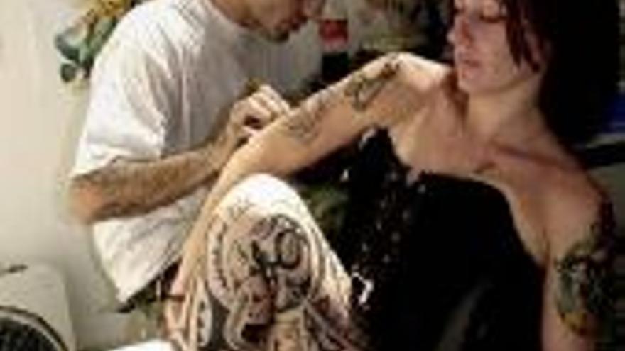 El personal de los centros de piercing y tatuajes recibirá formación sanitaria
