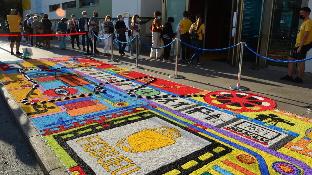 La alfombra especial elaborada para la clausura de la última edición, con el público accediendo al Centro Social do Mar de Bueu para la gala de cierre.