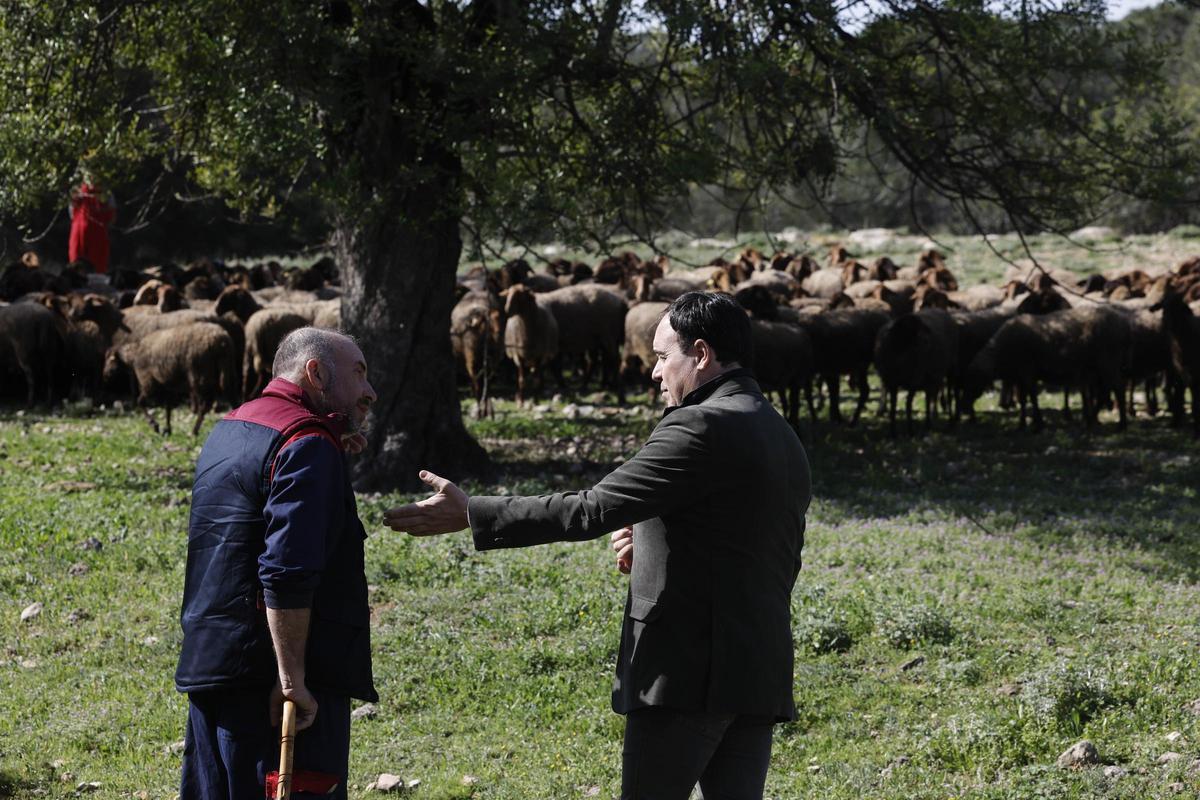 Juanfran Pérez Llorca, con un ganadero de Massarrojos.