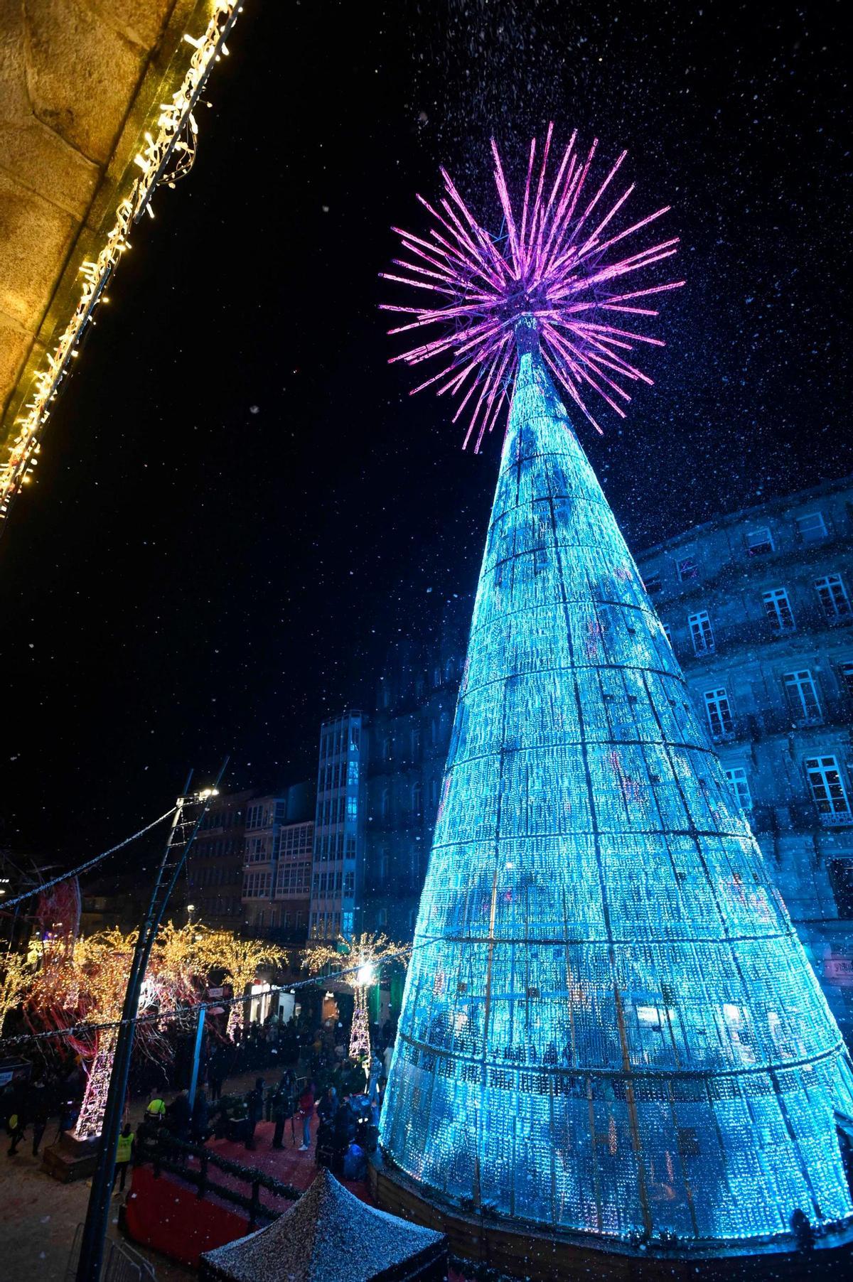 Vigo enciende la Navidad más grande de su historia ante miles de personas