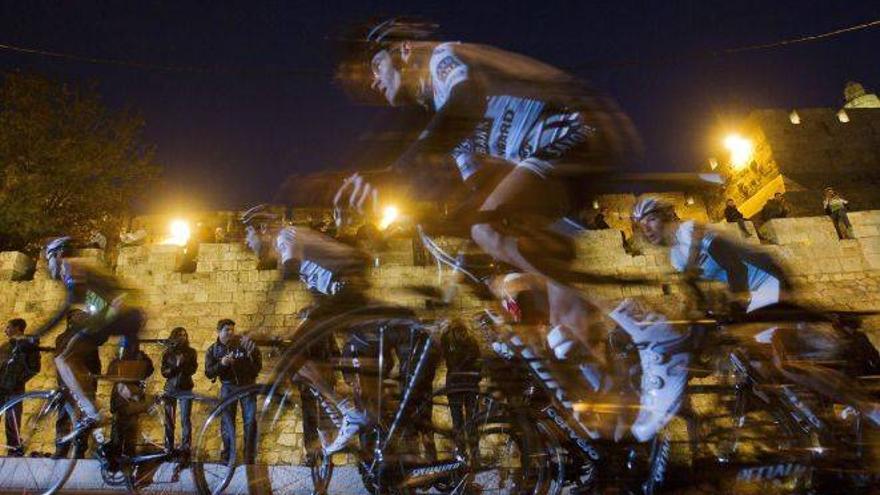 Contador pedalea por la Ciudad Vieja de Jerusalén en una carrera por la paz