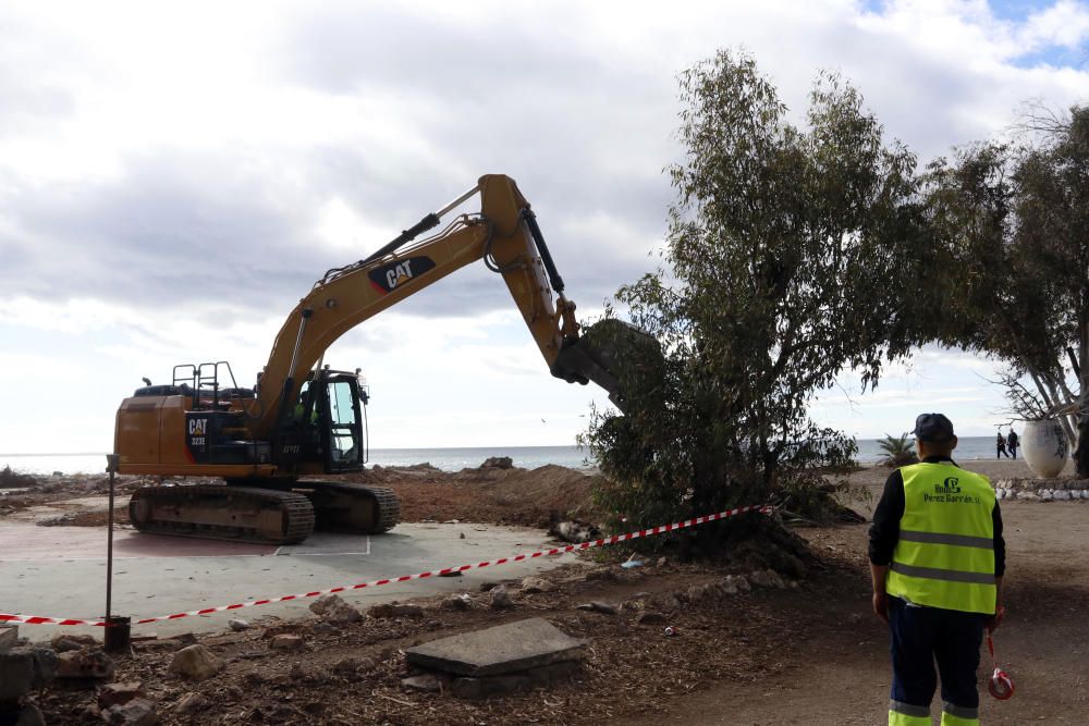 Trabajo de demolición de las antiguas pistas de tenis e instalaciones sin uso de los Baños del Carmen.