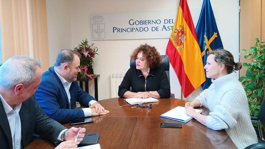 Reunión de la nueva consejera Marta del Arco con la Cámara de Oviedo