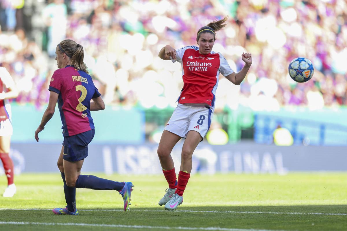 Mariona Caldentey frente a Irene Paredes, su vieja compañera, durante la final de la Champions de Lisboa.
