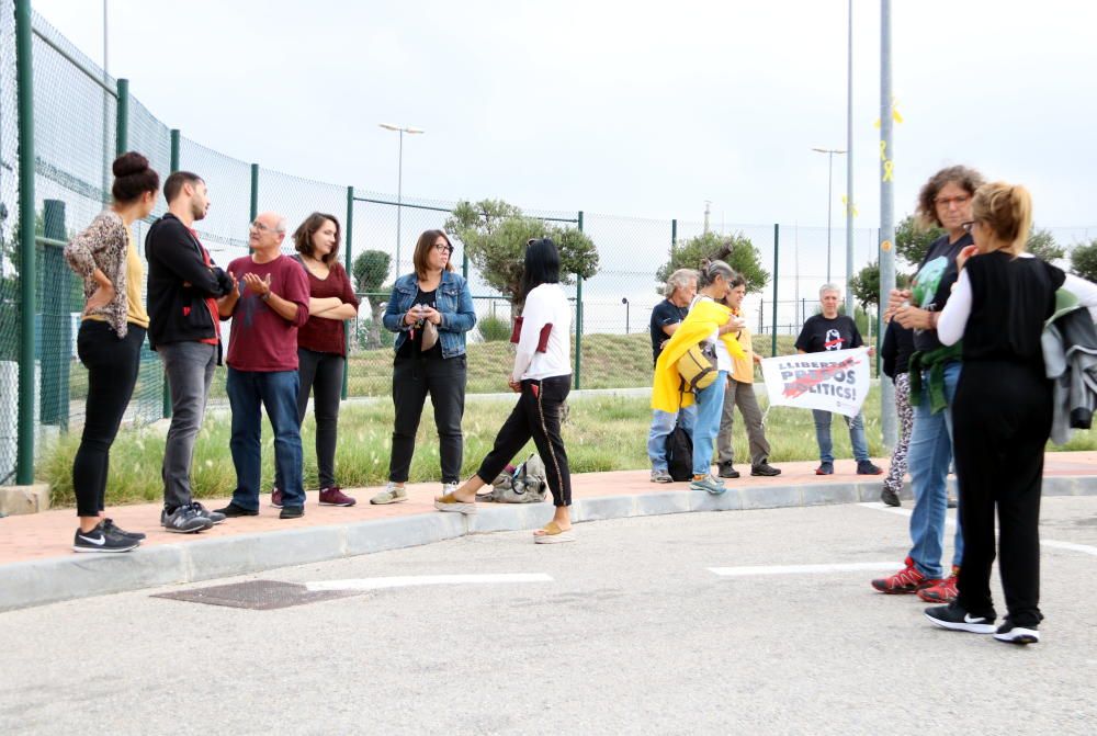 Una quarantena de persones i funcionaris de la presó es concentren al Puig de les Basses