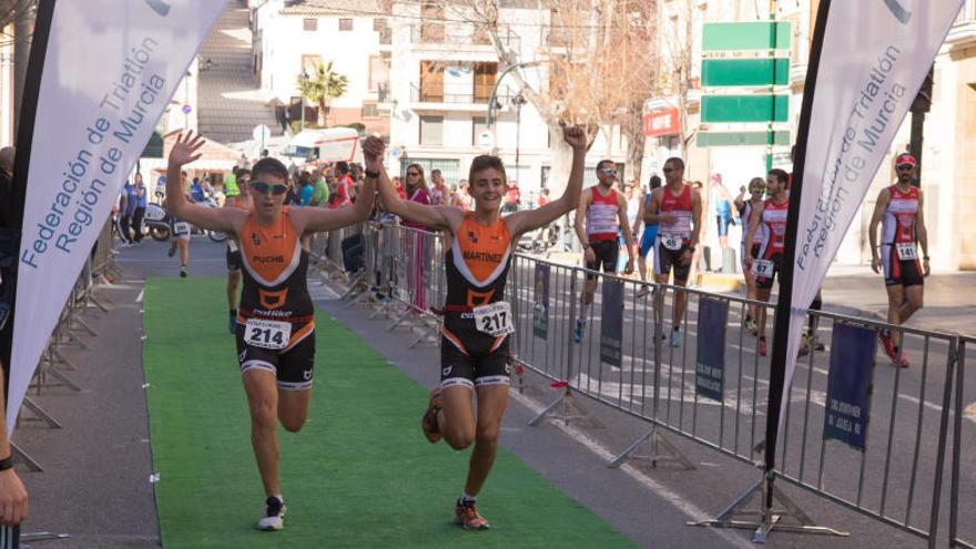 alvador Martínez y José María Soriano celebran su triunfo en la categoría de cadetes, entrando juntos en la línea de meta