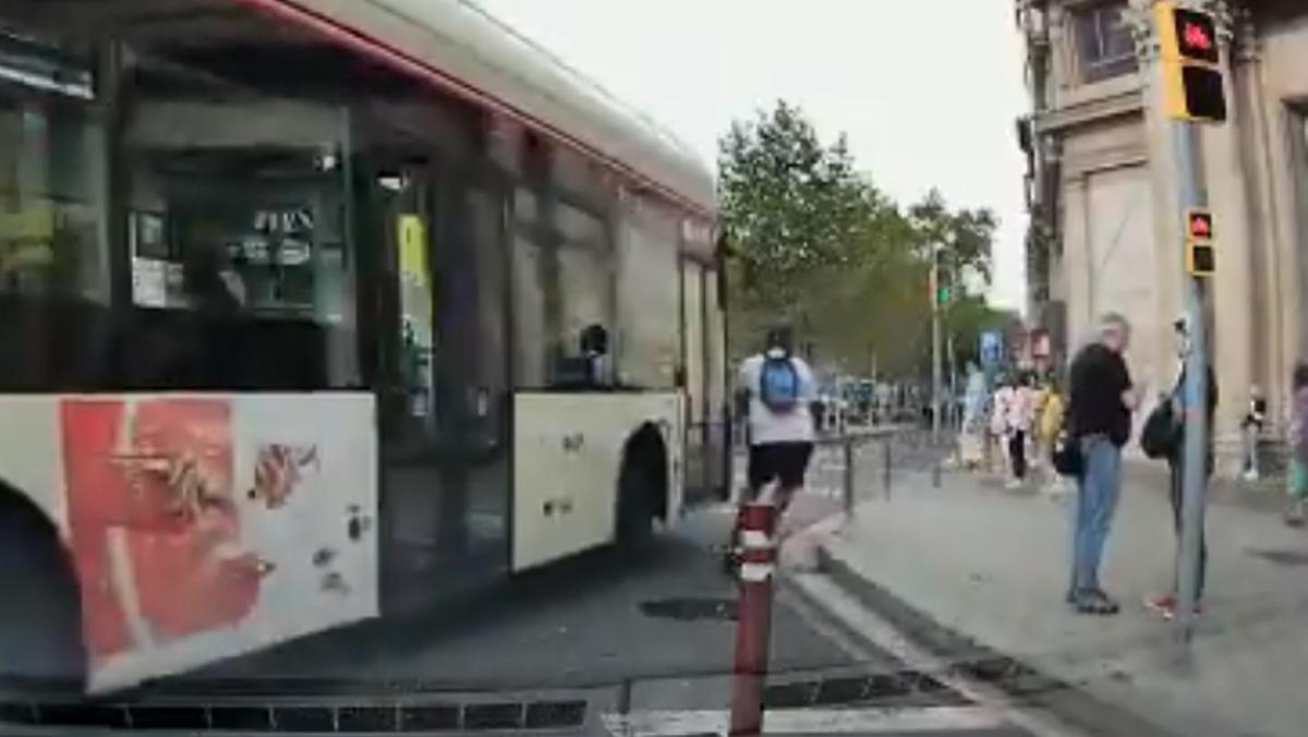 Un home en patinet evita de miracle un xoc fatal amb un autobús a Barcelona
