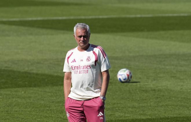 Mourinho se desentiende por ahora del caso Negreira: Confío en el arbitraje español"