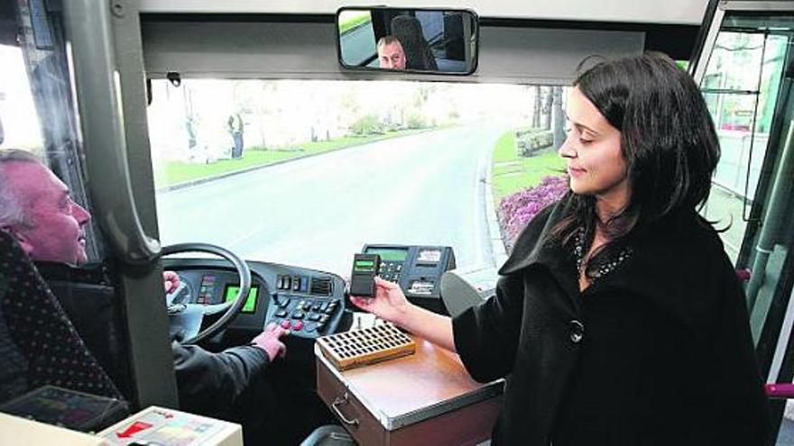 La edil de Transportes, Yoya Neira, sostiene un mando del proyecto Onda Verde, que da prioridad en los semáforos a los buses urbanos. / la opinión