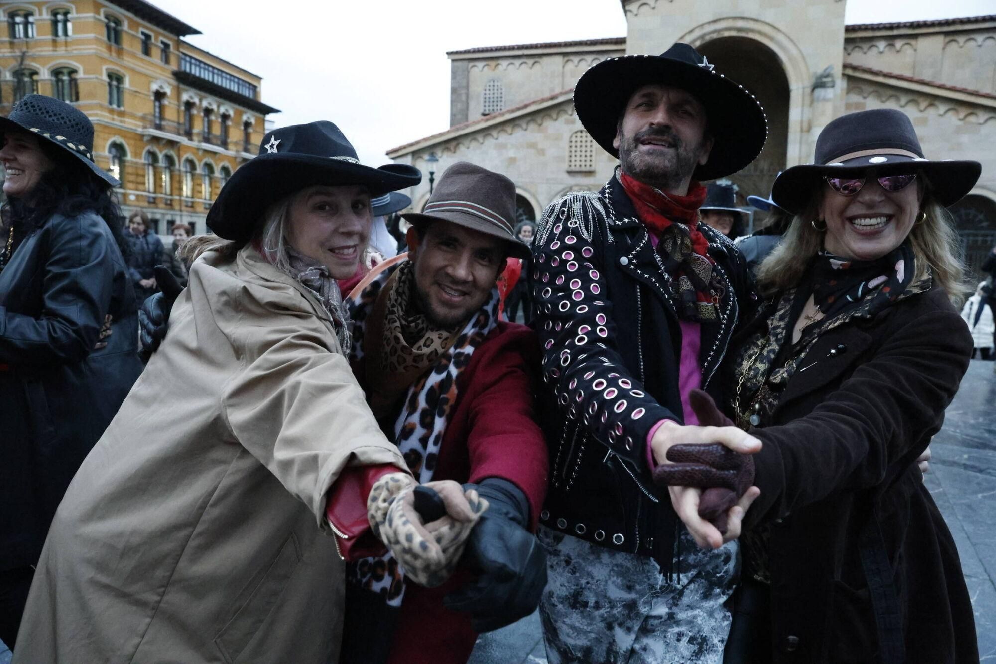 EN IMÁGENES: Flashmob en honor a Tino Casal en Gijón