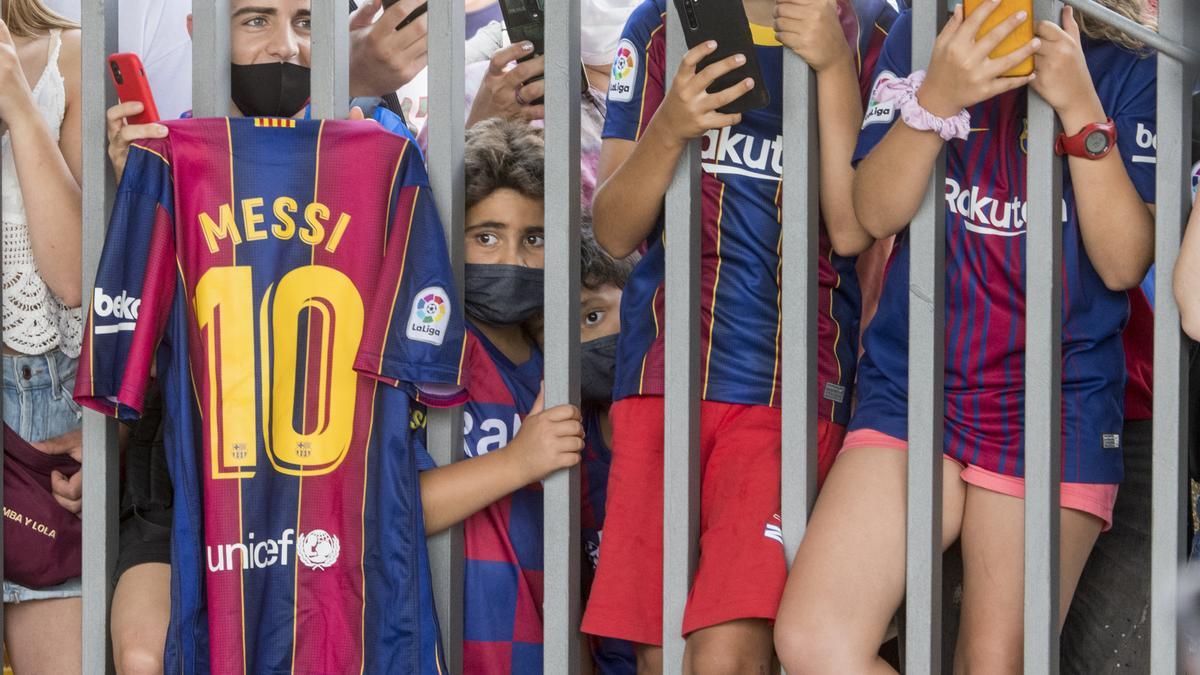 Aficionados azulgrana a las puertas del Camp Nou esperando ver a Messi tras su despedida