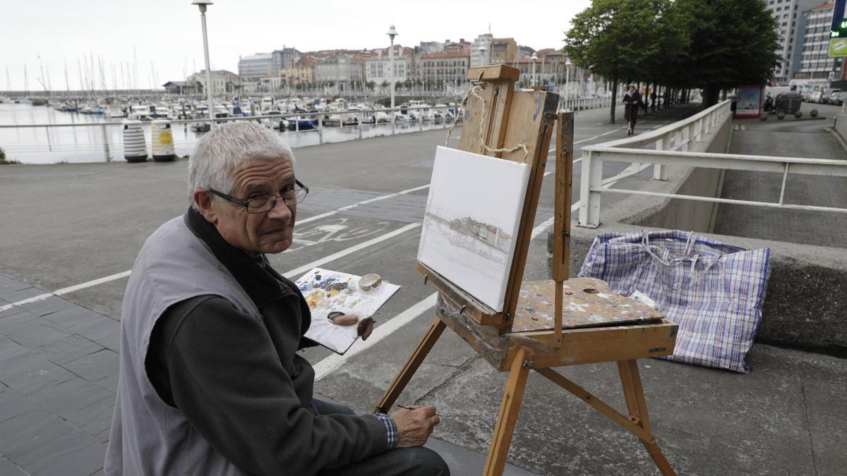 Luis Marcos García, el pintor itinerante que dedica su jubilación a dibujar los paisajes de Gijón (en imágenes)