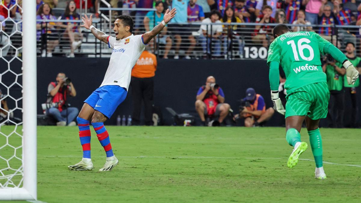 Raphinha celebra el gol de Ansu Fati frente a un Maignan desolado.