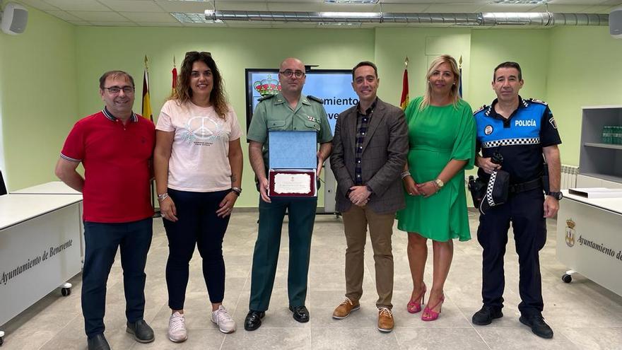 Homenaje al capitán de la Guardia Civil, en Benavente, que sujeta la placa conmemorativa