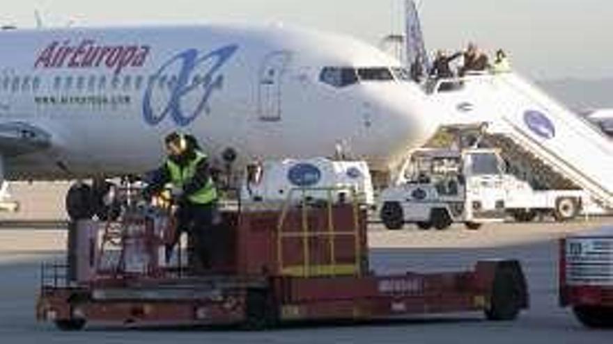 Un avión de Air Europa en el aeropuerto de Asturias.