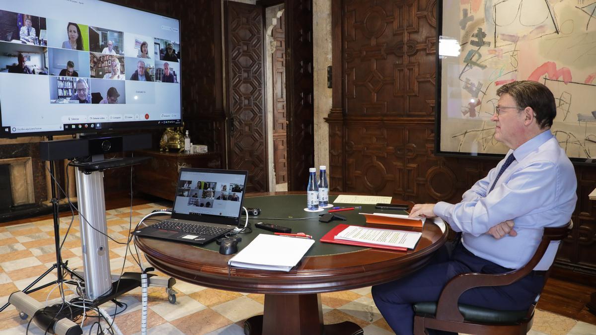 Puig se reúne por videoconferencia con diferentes expertos.