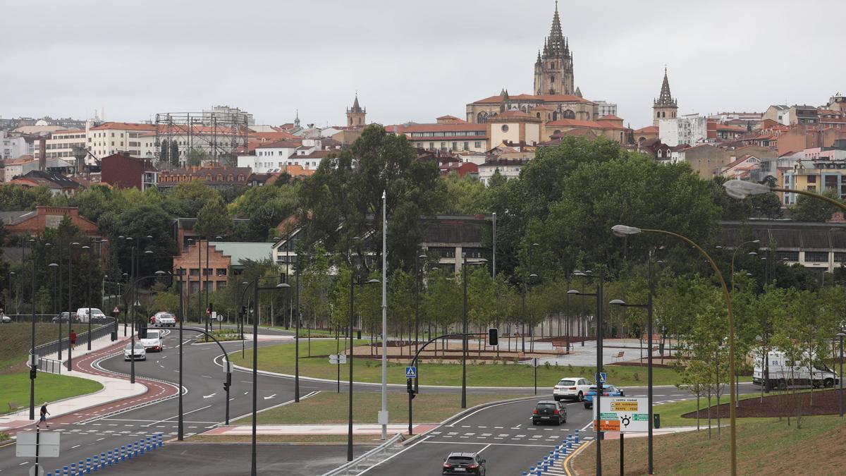Coches en la nueva glorieta de Santullano