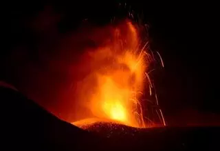 El Etna vuelve a entrar en erupción ofreciendo un espectáculo natural al amanecer