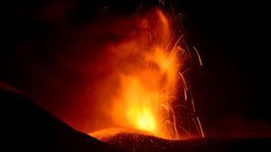 El Etna vuelve a entrar en erupción ofreciendo un espectáculo natural al amanecer