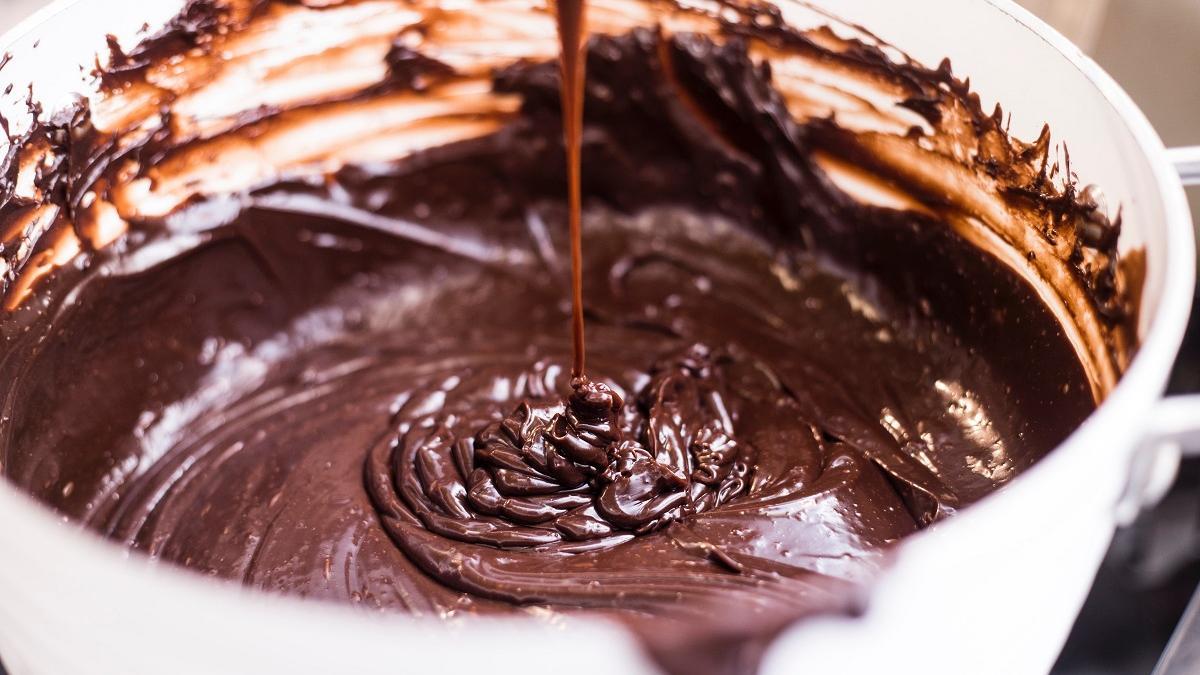 Preparar un mousse de chocolate casero es muy sencillo.