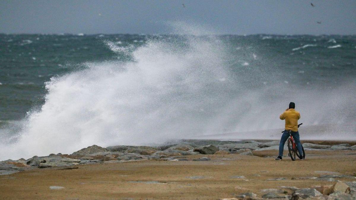 Oleaje y viento de hasta 100 km/h ponen en alerta a 12 comunidades