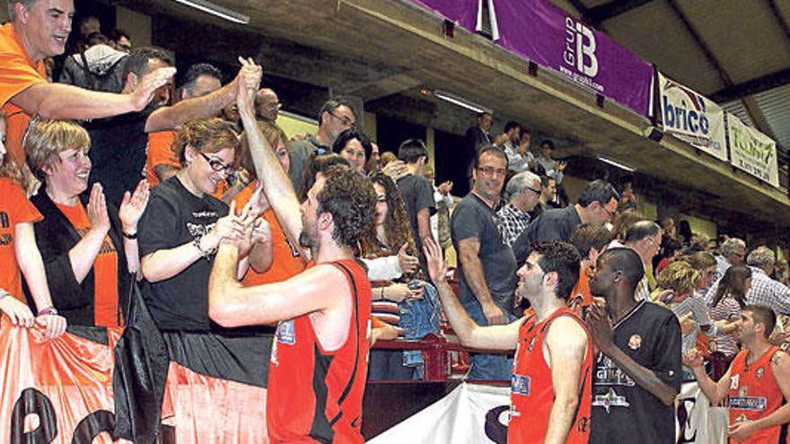 Los jugadores del Mallorca se despiden en el último partido.