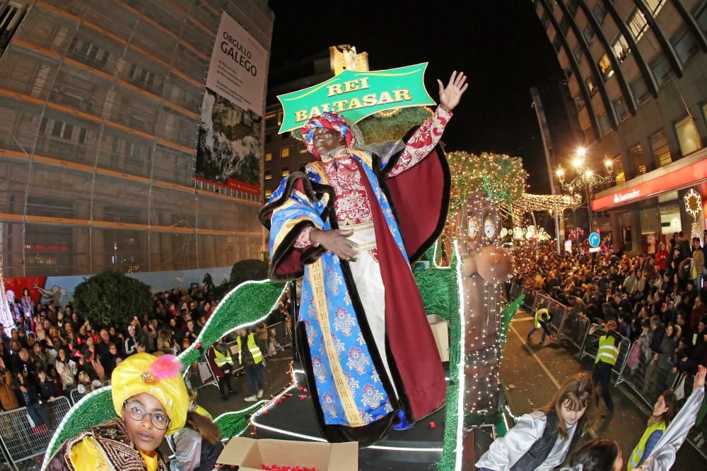 Miles de niños y niñas disfrutan junto a sus familias del desfile récord de la ciudad olívica. Melchor, Gaspar y Baltasar lanzaron caramelos desde sus carrozas.