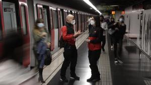TMB desplega els primers agents violeta contra la LGTBI-fòbia a la xarxa de metro
