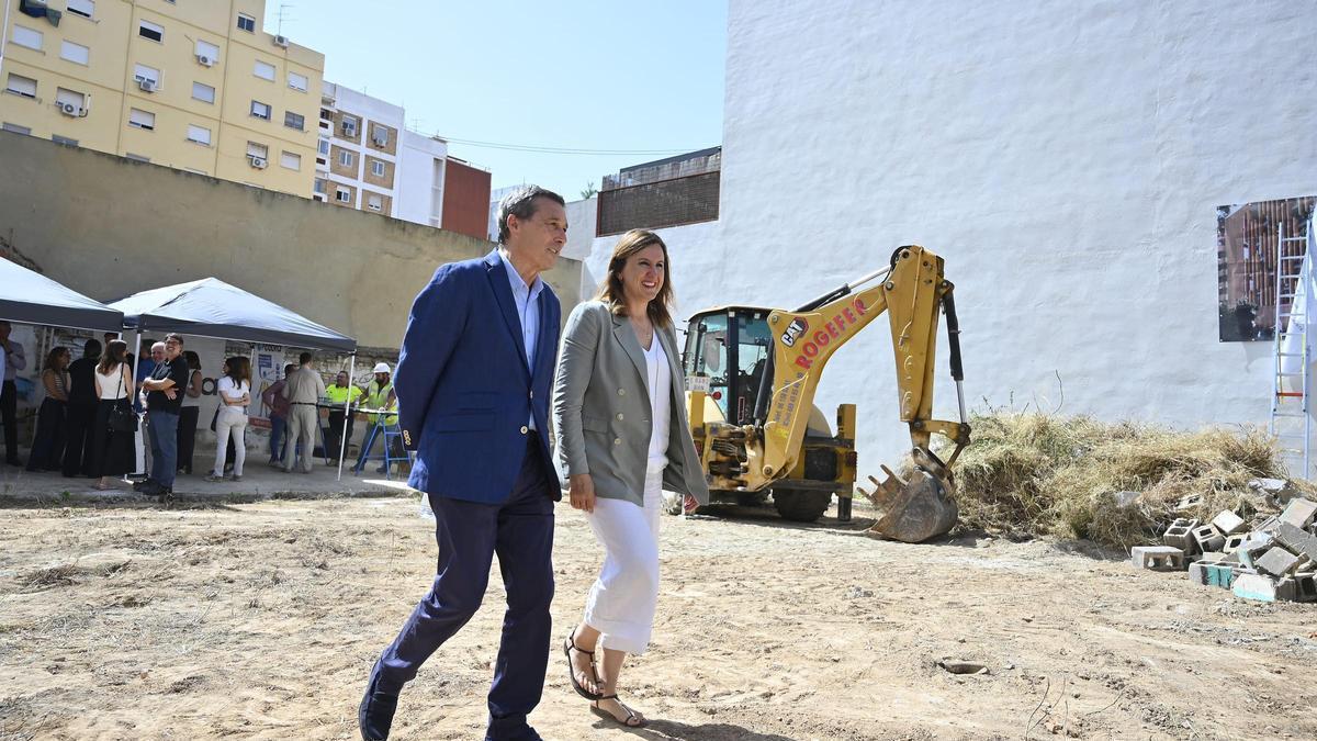 María José Catalá y Marciano Gómez en el inicio de las obras del nuevo centro de salud de Mestalla.