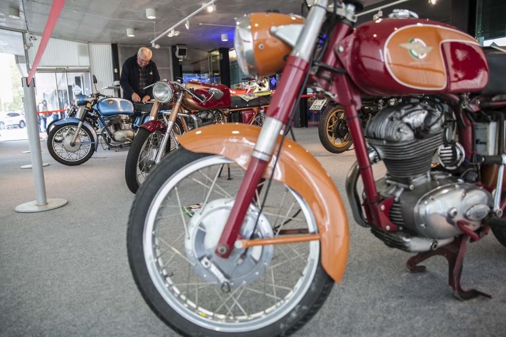 Salón del automóvil en el pabellón de exposiciones en Avilés