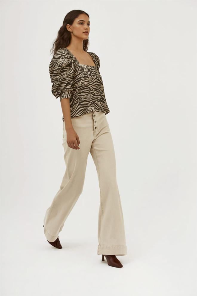 Pantalones vaqueros en color beige de tiro alto y pernera ancha, de Name the brand