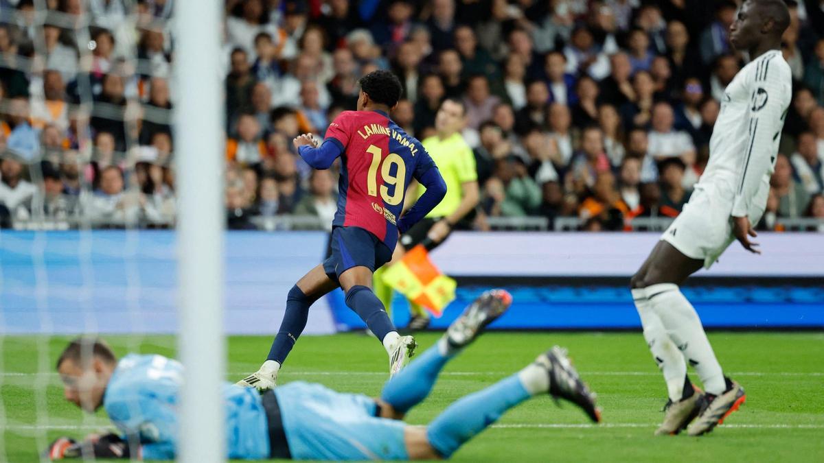 Lamine Yamal empieza a celebrar el 0-3 tras superar a Mendy y batir a Lunin.