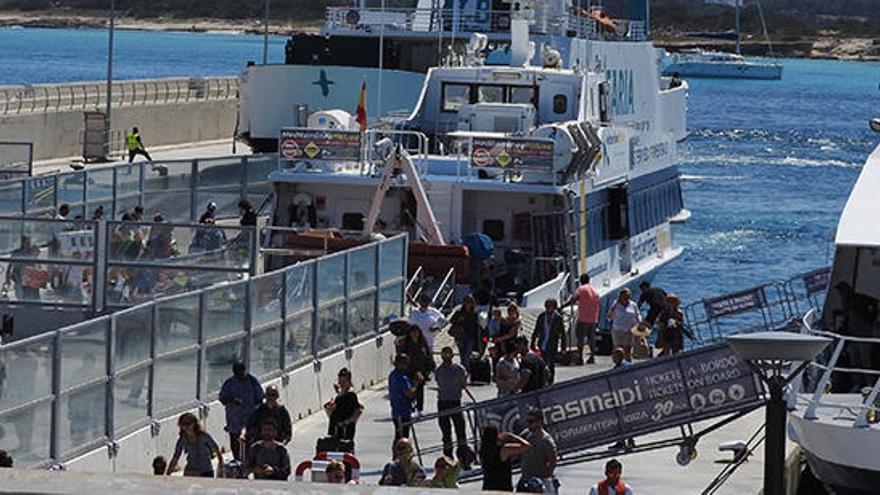 Varios barcos operan en el puerto de la Savina este verano.