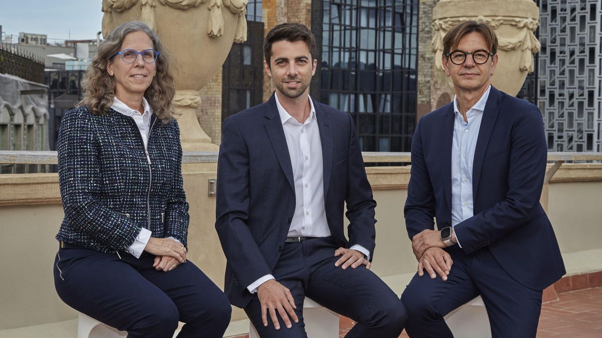 Jean Marie Duvall, cofundadora y consejera delegada de ReproNovo; Guillem Laporta, socio de Ysios; y Joan Carles Arce, director científico y médico de la empresa, en sus oficinas barcelonesas