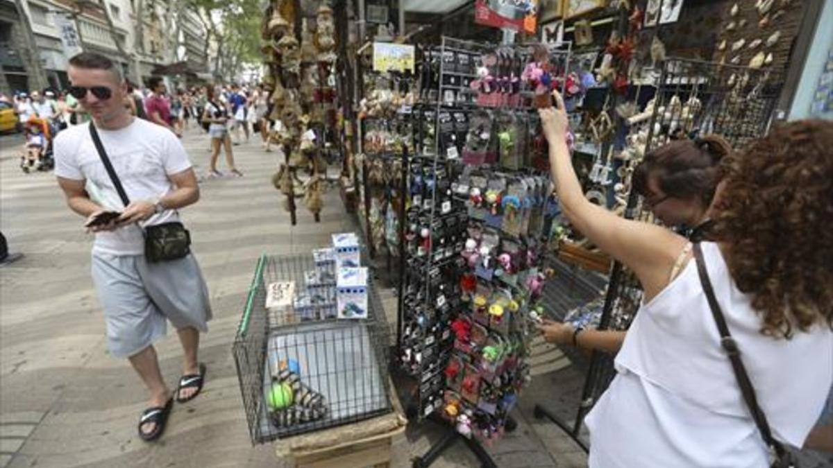 Los quioscos de la Rambla ofrecen un variopinto catálogo de recuerdos volcados en el visitante.