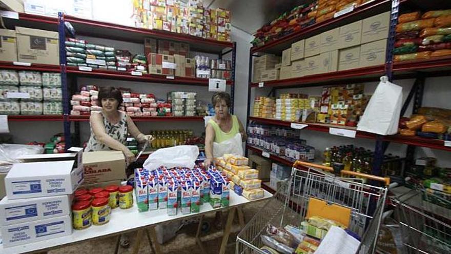 Voluntarias de Cáritas Elda organizando las bolsas de comida que dan cada miércoles.