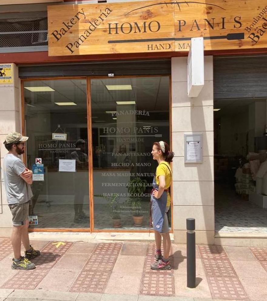 Trabajadores de la panadería Homo Panis de Benicàssim, delante del establecimiento.