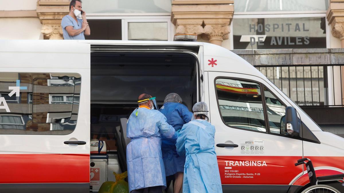 Pacientes y sanitarios la semana pasada, antes del traslado a Langreo