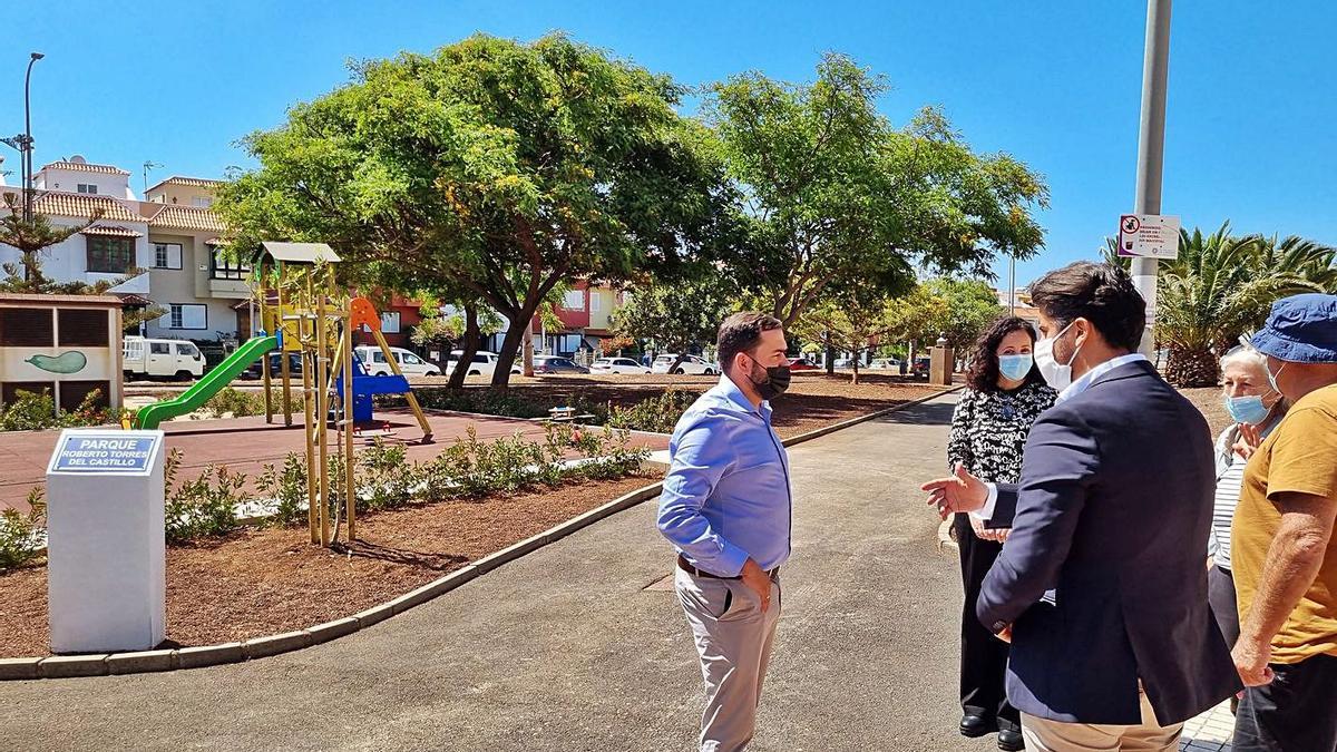 El alcalde, Luis Yeray Gutiérrez, y el concejal Josimar Hernández, de visita en la instalación.