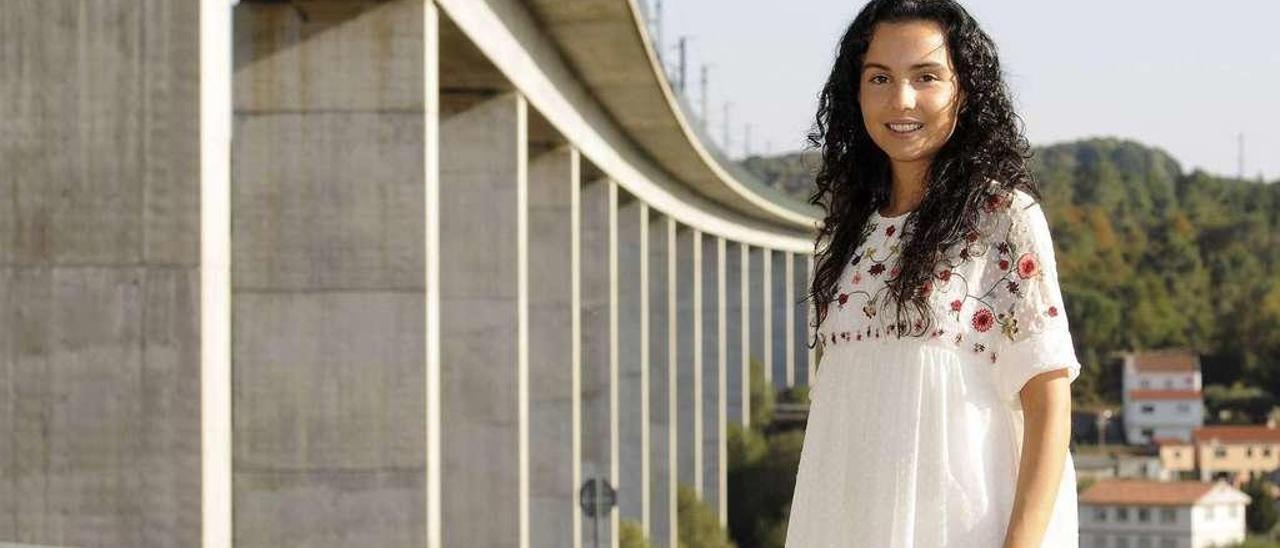 La ingeniera Iris González Taboada posa junto al viaducto del TAV situado en la parroquia lalinense de Botos. // Bernabé/Javier Lalín