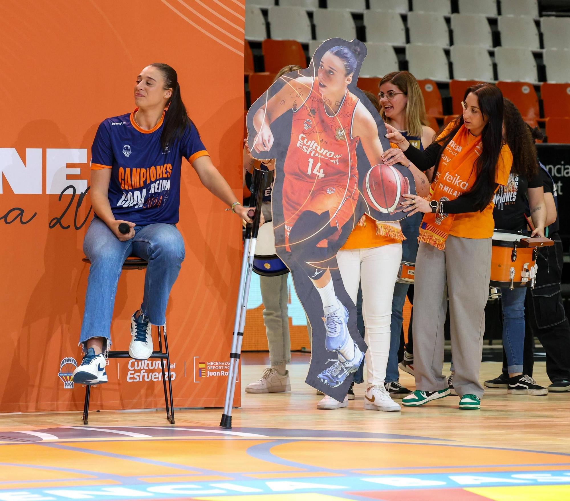 El Valencia Basket celebra a lo grande la Copa de la Reina con su afición