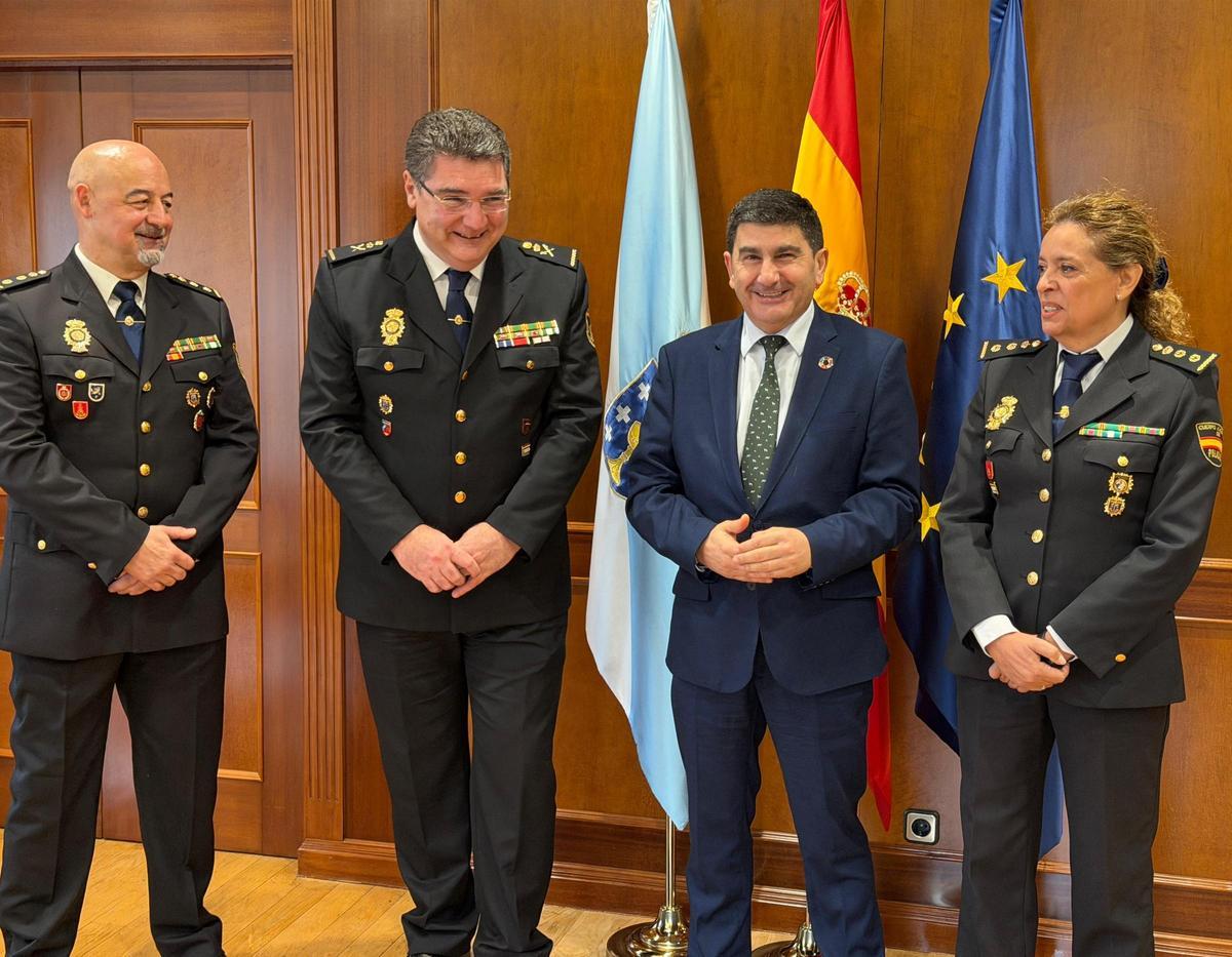 La comisaria Miriam Rifai, a la derecha de la imagen, se pone al frente de la Brigada de Seguridad Ciudadana de Vigo.
