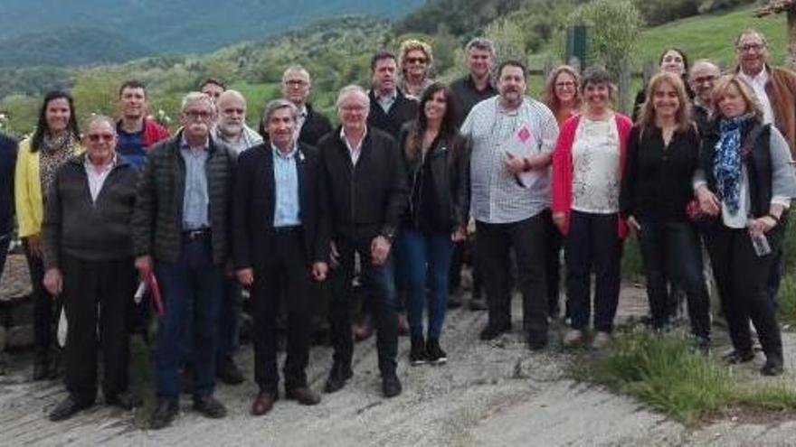 Els alcaldes de l&#039;Alt Urgell en la foto de família posterior a la reunió