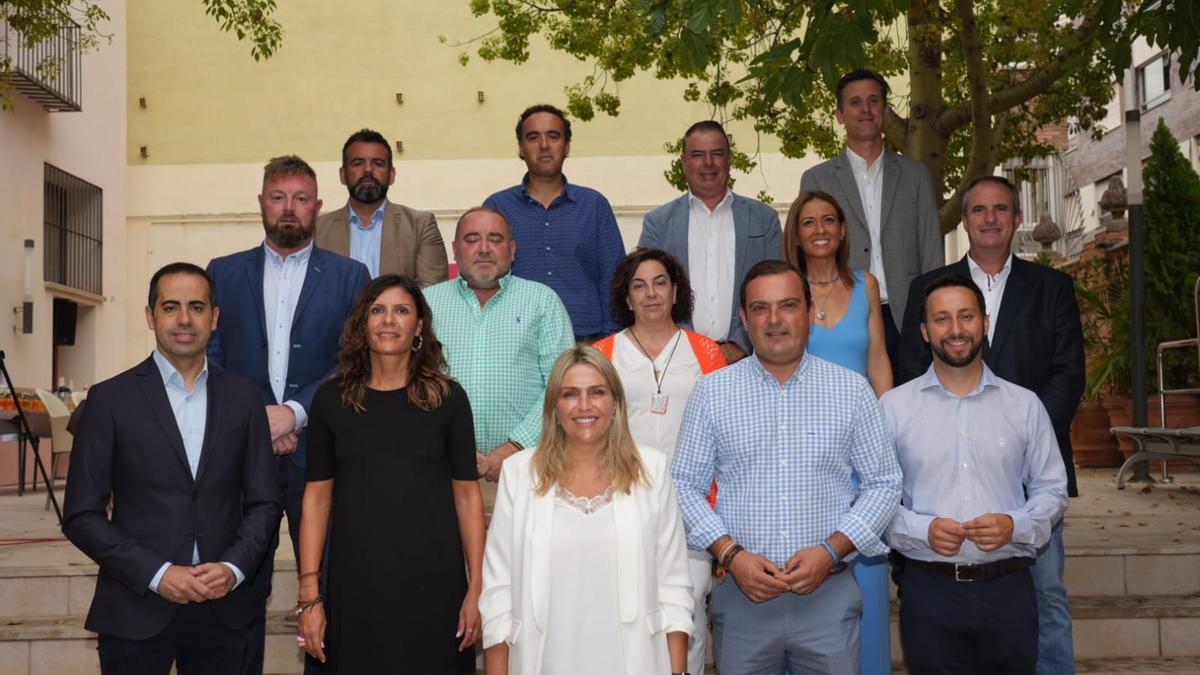 Los catorce diputados del PP que forman el equipo de gobierno de la Diputación de Castellón, con su presidenta, Marta Barrachina, al frente