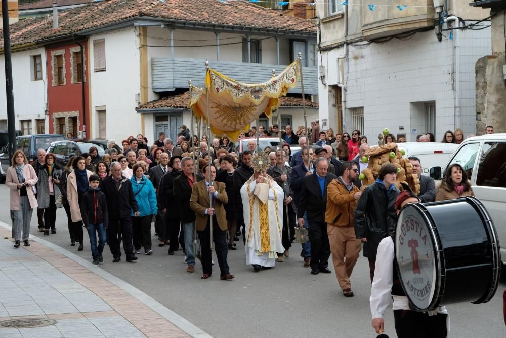 Procesión del Santo Encuentro en Campomanes